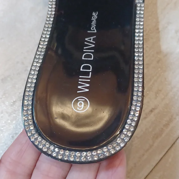 Stunning Wild Diva Lounge Studded Rhinestone Slides - Picture 6 of 10